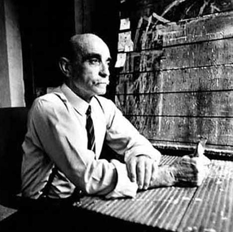 Fotografia di Lucio Fontana di profilo seduto alla scrivania